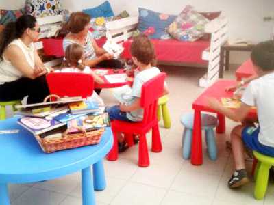 Un momento di lettura collettiva condotto da Fiorella Mastromarino